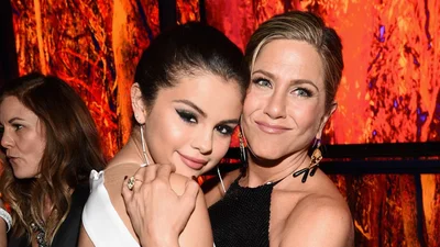 Гомес повторила легендарный образ Энистон из 90-х, и теперь ее обвиняют в плагиате