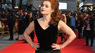 53-річна Гелена Бонем Картер пристрасно цілувалася з молодим коханцем посеред вулиці