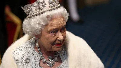 Мир взволнован слухом о том, что Елизавета II носит парик
