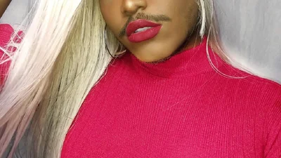 Этот мужчина с усиками делает более крутой мейк, чем ты себе