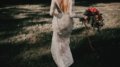 Невеста сделала свадебное платье мечты из 30 кг железа и шампанского, и это очень круто