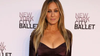 54-річна Сара Джессіка Паркер у елегантній блискучій сукні поцілувала коханого чоловіка