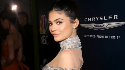 Кайли Дженнер похвасталась стройными ножками в платье за 2,300 долларов