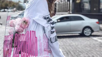 Надя Дорофєєва одягла червоні колготки в сітку і прохожі не змогли відвести від неї погляд