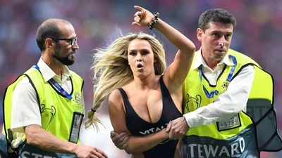 Полуобнаженная блондинка "сорвала" финал Лиги чемпионов, выбежав на поле посреди игры