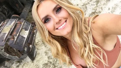 Ирина Федишин в одном только лифчике и ультракоротких шортах горячо потрясла попкой