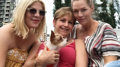 Зірки "Беверлі-Гіллз" показали фігури в бікіні, і вони ж такі гарячі, як і 19 років тому