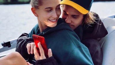 Наконец Джастин Бибер и Хейли Болдуин носят обручальные кольца, и они, уф, какие дорогие