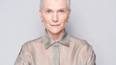 71-летняя мама Илона Маска надела костюм от украинского бренда, и в нем она роскошная