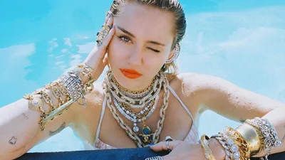 Майли Сайрус эротично пососала бананчик в новой фотосессии, но это еще не все