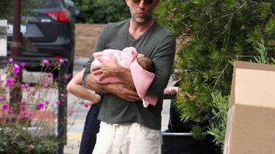 Папараці сфотографували доньку Венсана Касселя і Тіни Кунакі, і вона - справжнє янголятко