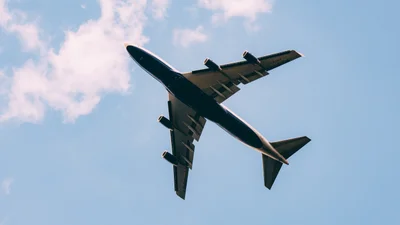 Самолеты случайно "нарисовали" в небе огромный пенис, и это феерично