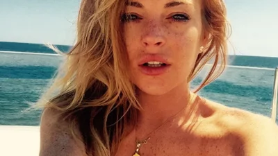 Линдси Лохан на четвереньках сфотографировалась абсолютно голой