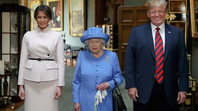 Стало известно, что Дональд и Мелания Трамп подарили Елизавете II во время визита в Лондон