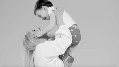 Крошечная дочь Мирзояна и Матвиенко дебютировала в съемках клипа своей звездной мамы