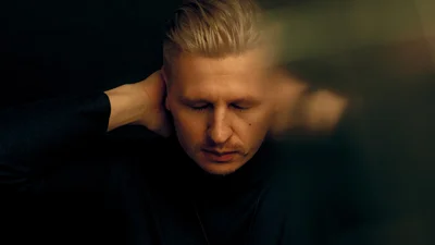 Фіолет - До серця: танец чувств на фоне химических реакции в свежем видео