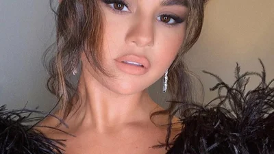 Пышка Селена Гомес не постеснялась и надела смелое мини, в котором просто огонь