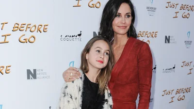 Дочь Кортни Кокс надела ее платье 20-летней давности, которое ей больше подходит