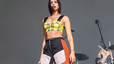 Дуа Липа показала, какой милой крошкой была в детстве