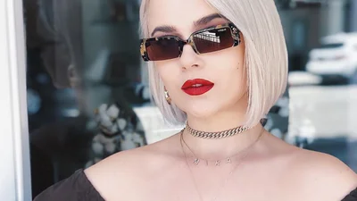 Смелая Мика Ньютон в коротком платье засветила аппетитные ножки