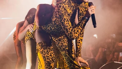 Разбитая гитара, трюки на пилоне, возвращение KAZAKY: как прошел грандиозный концерт MARUV