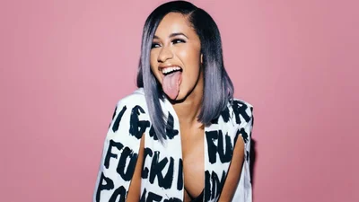 Карди Би так старалась во время концерта, что костюм не выдержал и обнажил ее ягодицы