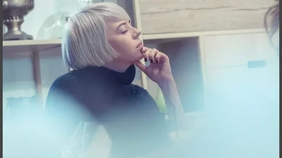 Загадкова ONUKA розчулила мережу рідкісними фото з татом, на яких вона ще зовсім маленька