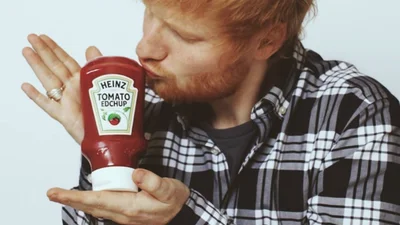 Найбагатший співак світу Ед Ширан знявся у ржачній рекламі кетчупу, і не зрозуміло, навіщо