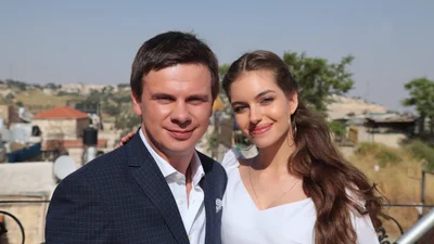 Дмитро Комаров прокоментував 15-річну різницю в віці з молоденькою дружиною