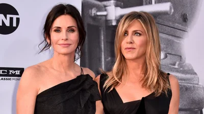 Горячие крошки Кортни Кокс и Дженнифер Энистон так и манят своими сочными телами в бикини