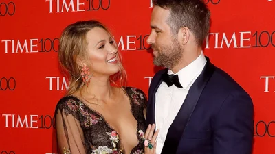 Красунечка Блейк Лайвлі засвітила "вагітний животик" на прогулянці з Раяном Рейнольдсом