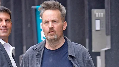 Пока его коллеги поражают красотой, Мэттью Перри из сериала "Друзья" - настоящий неряха