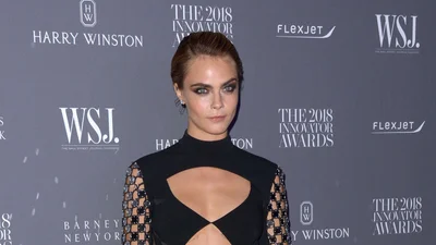 Кара Делевинь удивила образом из пушистого платья и квадратных каблуков