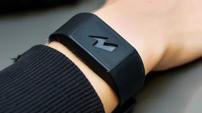 Для тих, в кого нема сили волі: створили браслет, який б'є струмом, коли ти їж смачне