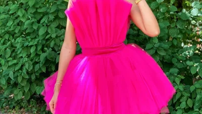 Леся Никитюк спряталась в камышах, чтобы показать свою пышную грудь и манящие ножки