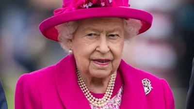 С Елизаветой II произошел конфуз: ей "заехали" шарфом в лицо