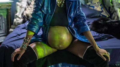 В сети обсуждают странный клип с беременной Тиной Кунаки и галлюциногенными лягушками