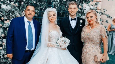 Аліна Гросу похвалилася чотирма шикарними сукнями, в яких виходила заміж