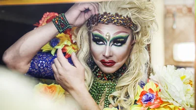 Брутальний чоловік став травесті-дівою заради доньки, і ось чому