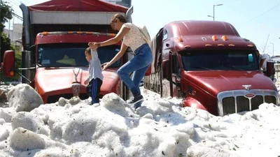 У Гвадалахарі в Мексиці випав сніг, незважаючи на 30-градусну спеку вдень