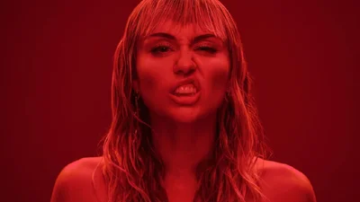 Майли Сайрус забабахала клип-провокацию, и видео шокировало даже ее преданных поклонников