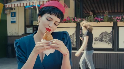 Даша Астаф'єва так еротично їсть київську перепічку, немов це сцена із фільму для дорослих