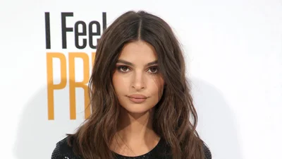 Эмили Ратажковски показала свою аппетитную попку без трусиков, и она сочнее, чем персик