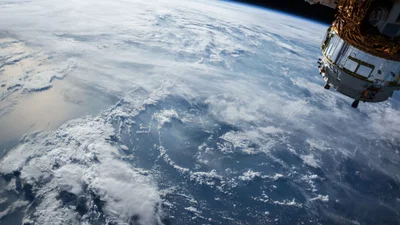 NASA показало, як Сонце ефектно підсвічує нашу планету