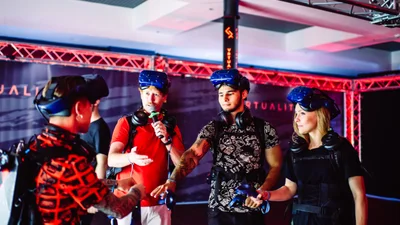 Алена Шоптенко, Саша Чистова и Артем Пивоваров стреляли в зомби посреди Киева (ФОТО)