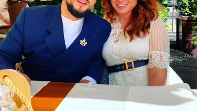 Жена MONATIK'а засветила впечатляющее декольте и показала, какой горячей штучкой является