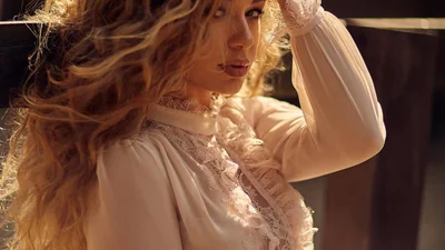 Яна Соломко своим детским фото доказала, что она с дочкой похожа как две капли воды