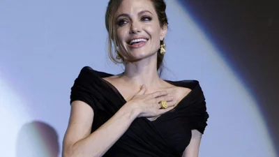 Анджеліна Джолі засвітила сосочки, аби всі знали, що її сісі ще "о-го-го"