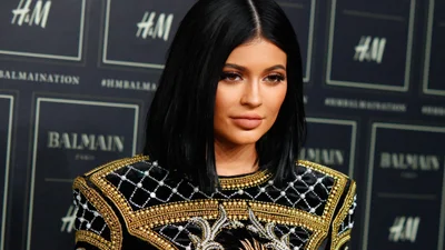 Кайлі Дженнер влаштувала спокусливу фотосесію в крихітному бікіні від Chanel за $1,690