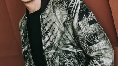 Володимир Остапчук у стьобному відео іронічно висміяв масове бажання зірок піти в політику